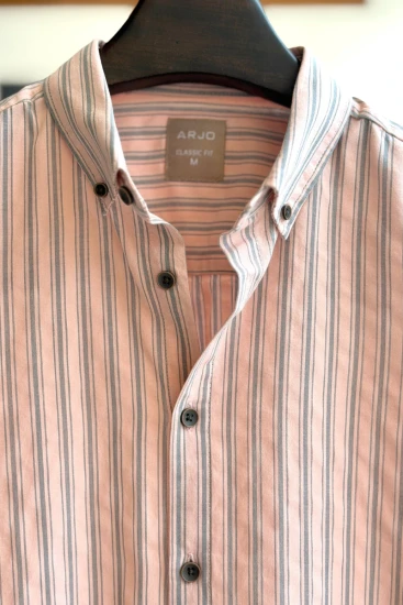 light pink blue vertical stripes